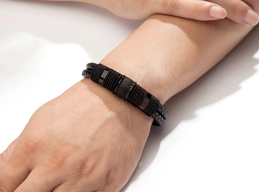 leren armband heren zwart met RVS ringen aan arm | cadeauplek