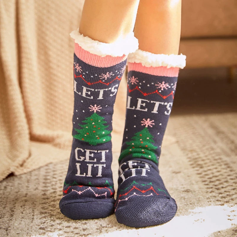 Fluffy kerst huissokken let's get lit aan voeten | Cadeauplek