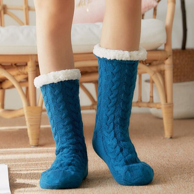Fluffy huissokken blauw aan voeten | Cadeauplek