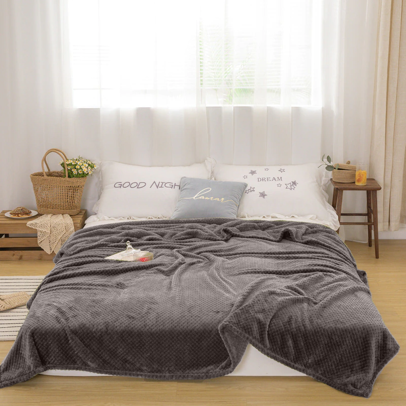 fleece deken grijs op bed | cadeauplek