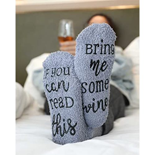 Fluffy huissokken bring me some wine grijs aan voeten op bed | cadeauplek