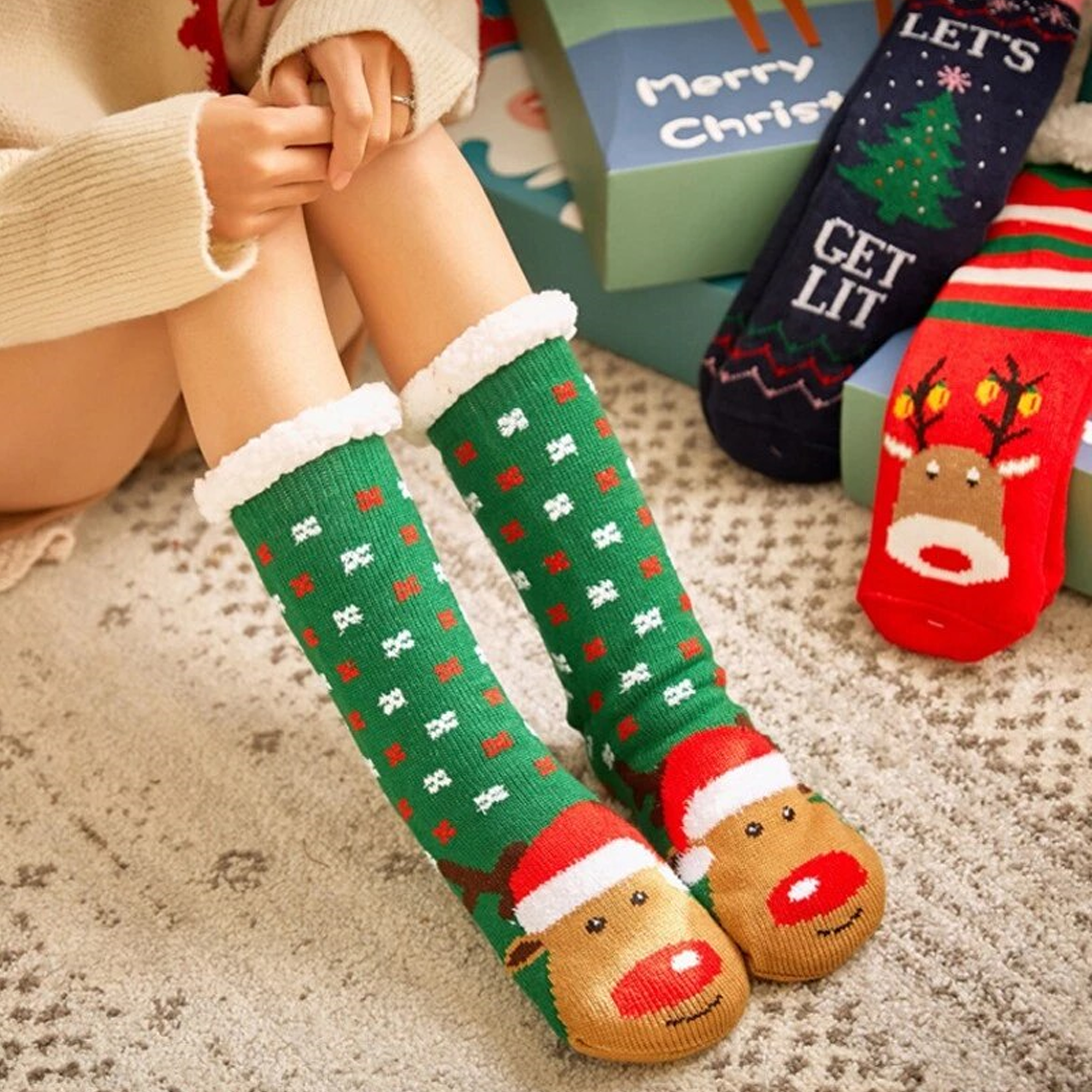 Fluffy kerst huissokken rudolf met muts, aan voeten | Cadeauplek