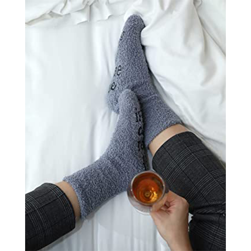 Fluffy huissokken bring me some wine grijs aan voeten op bed | cadeauplek