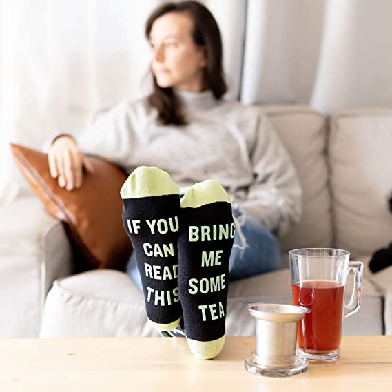 grappige sokken, bring me some tea aan voeten op tafel | cadeauplek