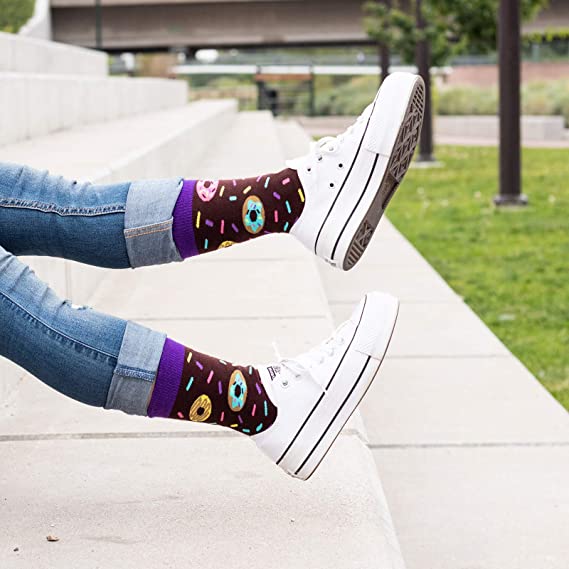 grappige sokken, bring me some donuts aan voeten buiten | cadeauplek