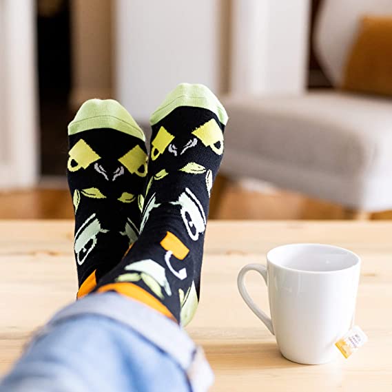 grappige sokken, bring me some tea aan voeten op tafel | cadeauplek