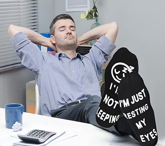 Grappige sokken, i'm not sleeping, zwart, op bureau | Cadeauplek