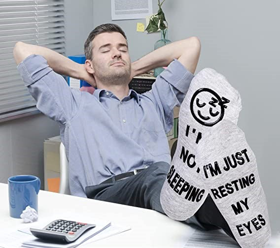 Grappige sokken, i'm not sleeping, grijs, op bureau | Cadeauplek