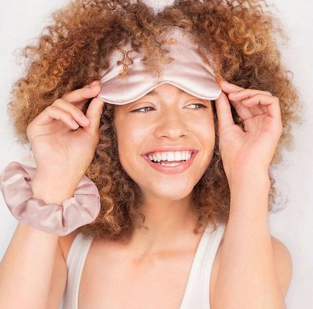 slaapmasker met bijpassend zakje en scrunchie op model | cadeauplek