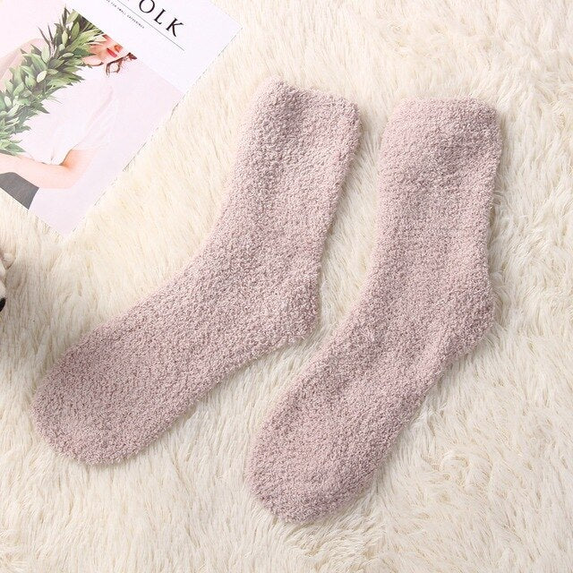 Fluffy sokken beige op de grond | cadeauplek