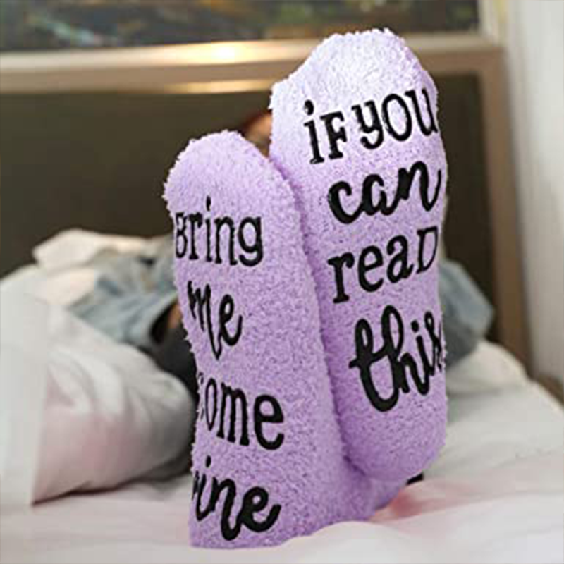 Fluffy huissokken bring me some wine paars aan voeten op bed | cadeauplek