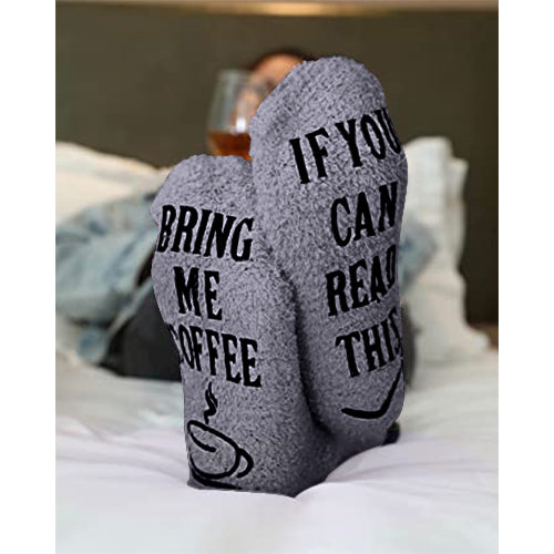 Fluffy huissokken, bring me coffee grijs onderkant op bed | cadeauplek