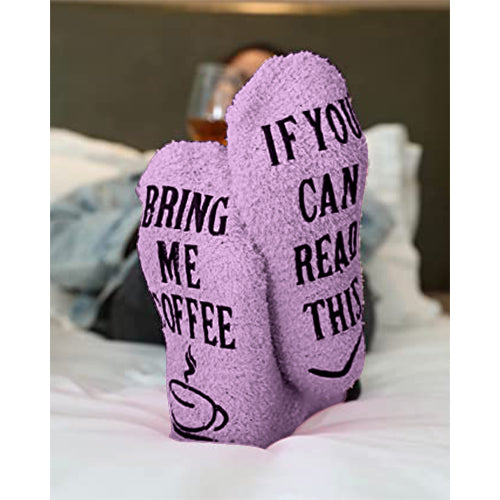 Fluffy huissokken, bring me coffee paars onderkant op bed | cadeauplek