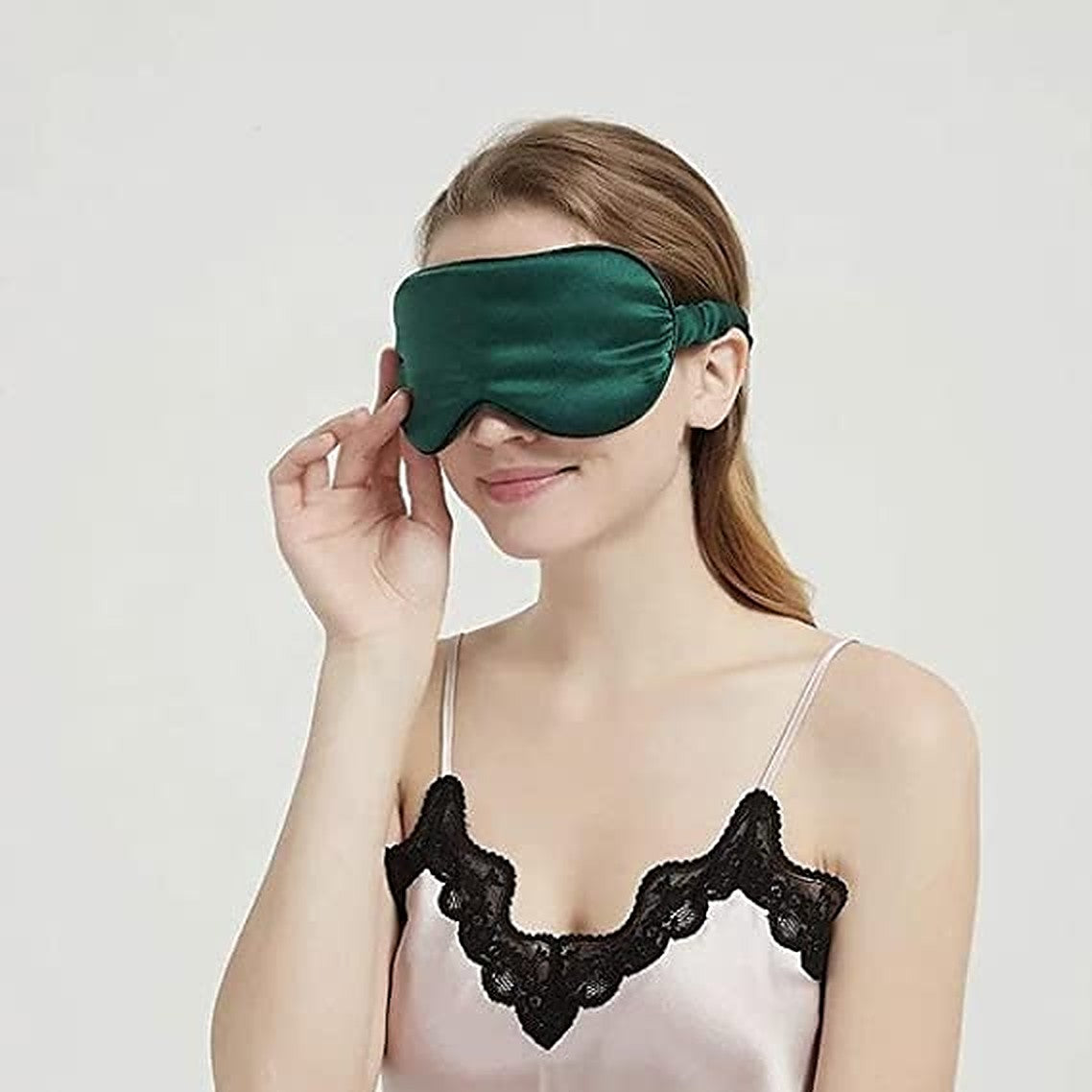 slaapmasker met bijpassend zakje en scrunchie groen op hoofd | cadeauplek