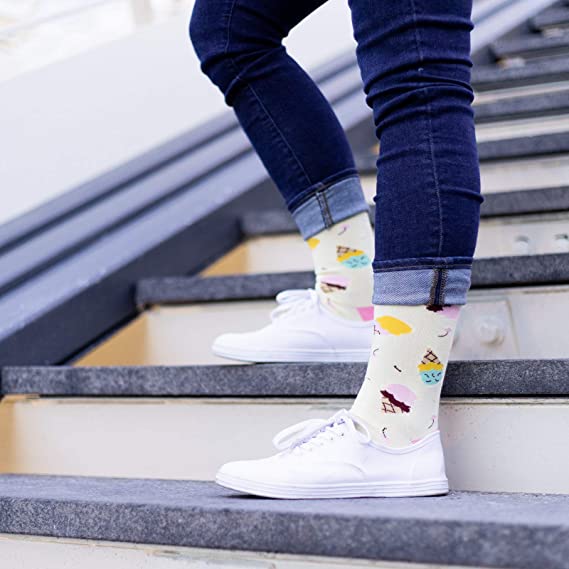 grappige sokken, bring me some ice cream aan voeten op trap | cadeauplek