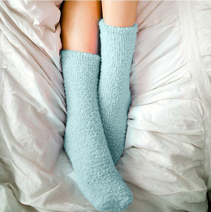 Fluffy huissokken, bring me coffee turquoise aan voeten in bed | cadeauplek