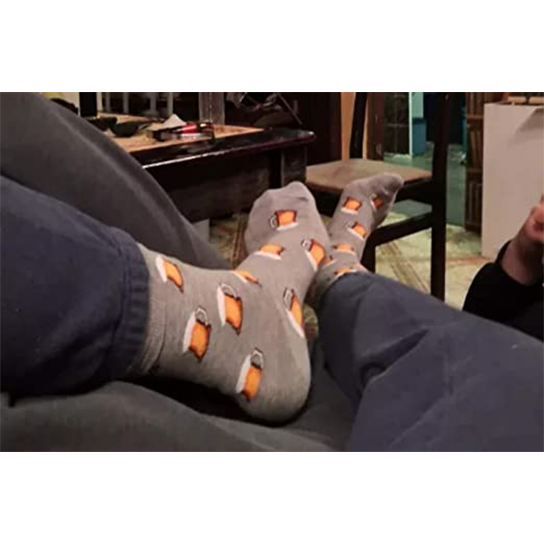 Grappige sokken met bierglazen grijs aan voeten | cadeauplek