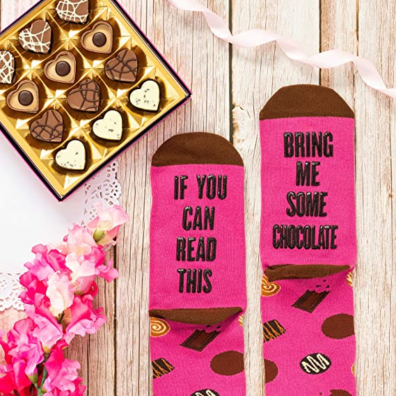 grappige sokken, bring me some chocolate met chocola op achtergrond | cadeauplek