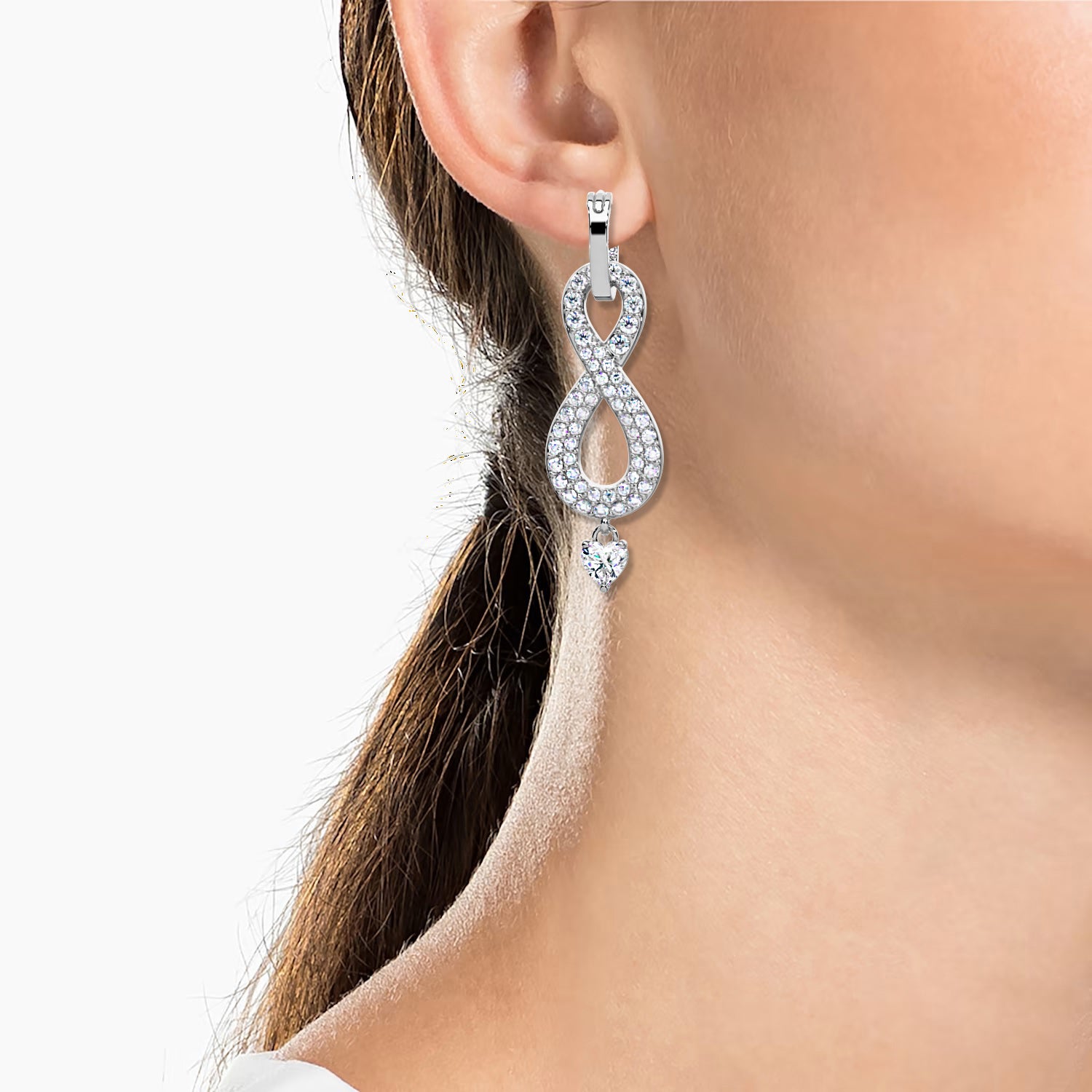 zilveren infinity oorbellen dames met zirkonia steentjes in oor | cadeauplek