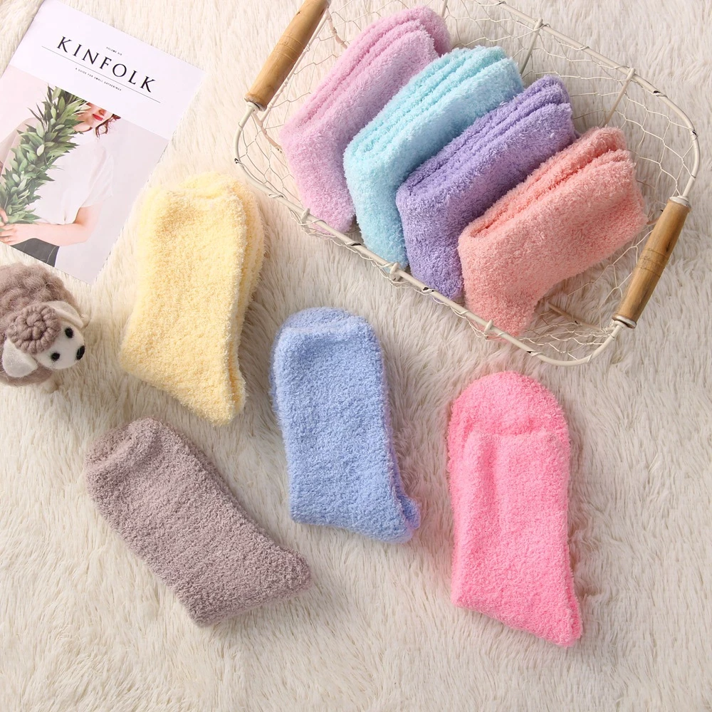 Fluffy sokken diverse kleuren op de grond | cadeauplek