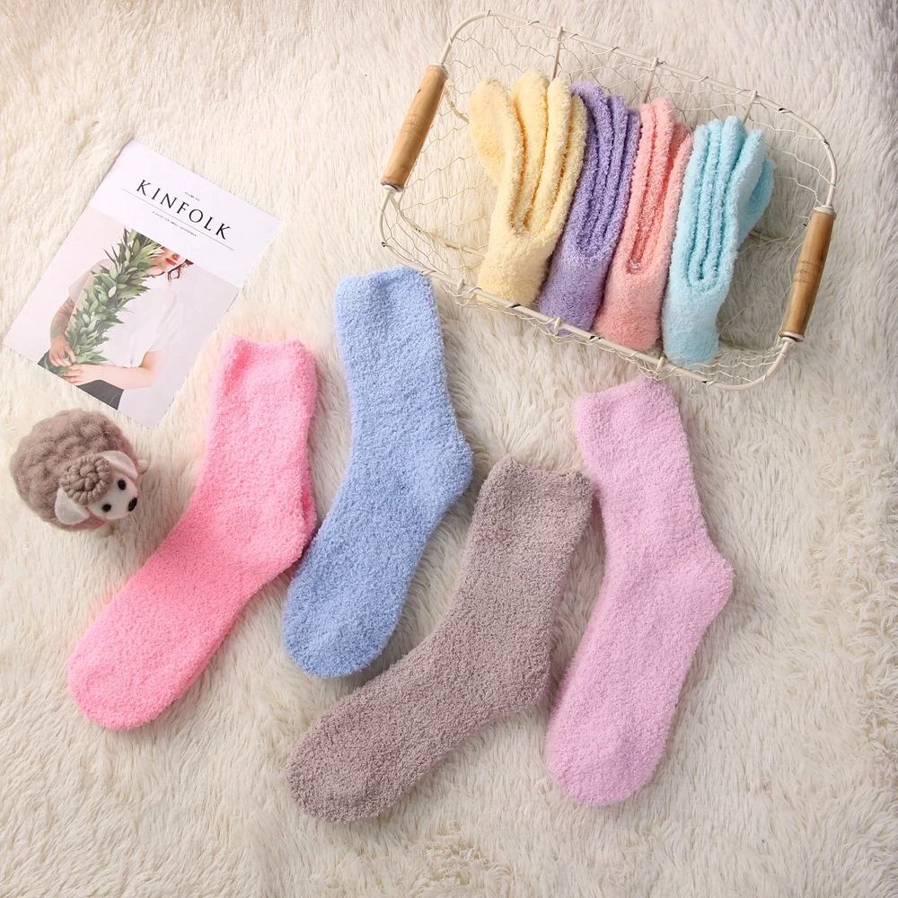 Fluffy sokken diverse kleuren op de grond | cadeauplek