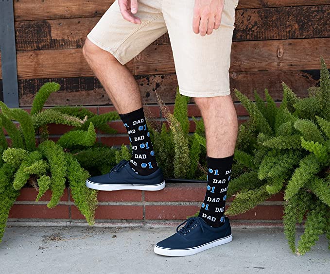 Grappige sokken heren, #1 dad, aan voeten buiten | cadeauplek