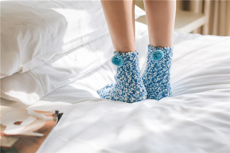 fluffy sokken blauw aan voeten | cadeauplek