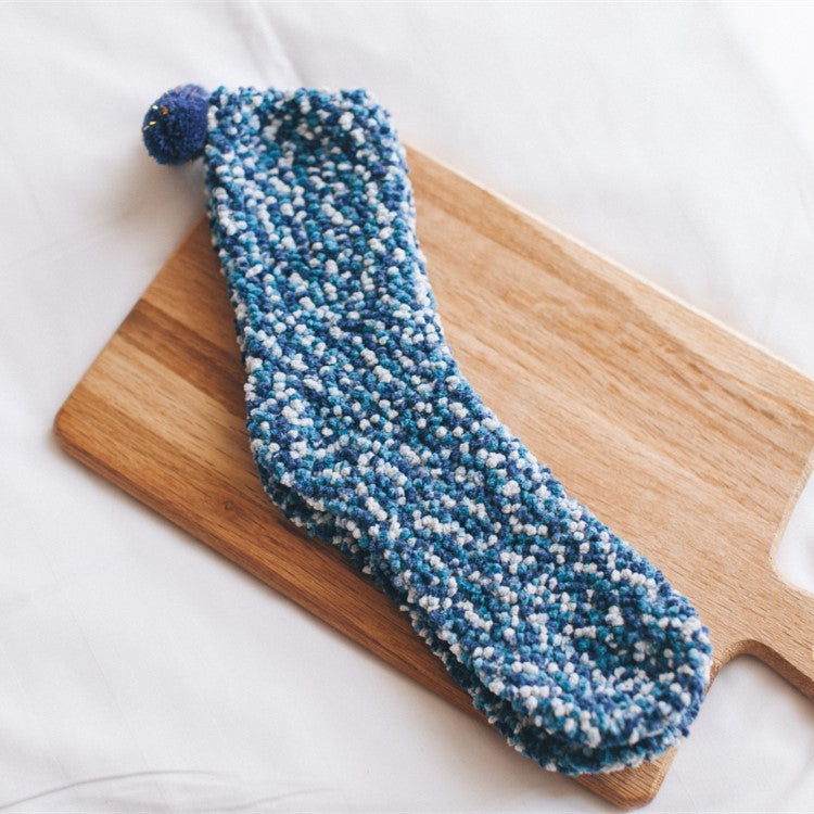 fluffy sokken blauw op plankje | cadeauplek
