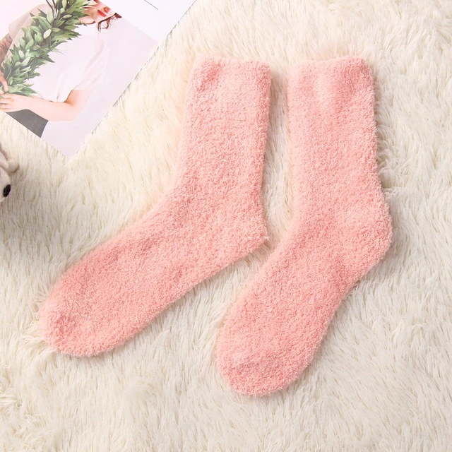 Fluffy sokken abrikoos op de grond | cadeauplek