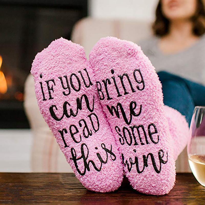 Fluffy huissokken bring me some wine roze aan voeten op tafel | cadeauplek