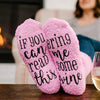 Afbeelding in Gallery-weergave laden, Fluffy huissokken bring me some wine roze aan voeten op tafel | cadeauplek