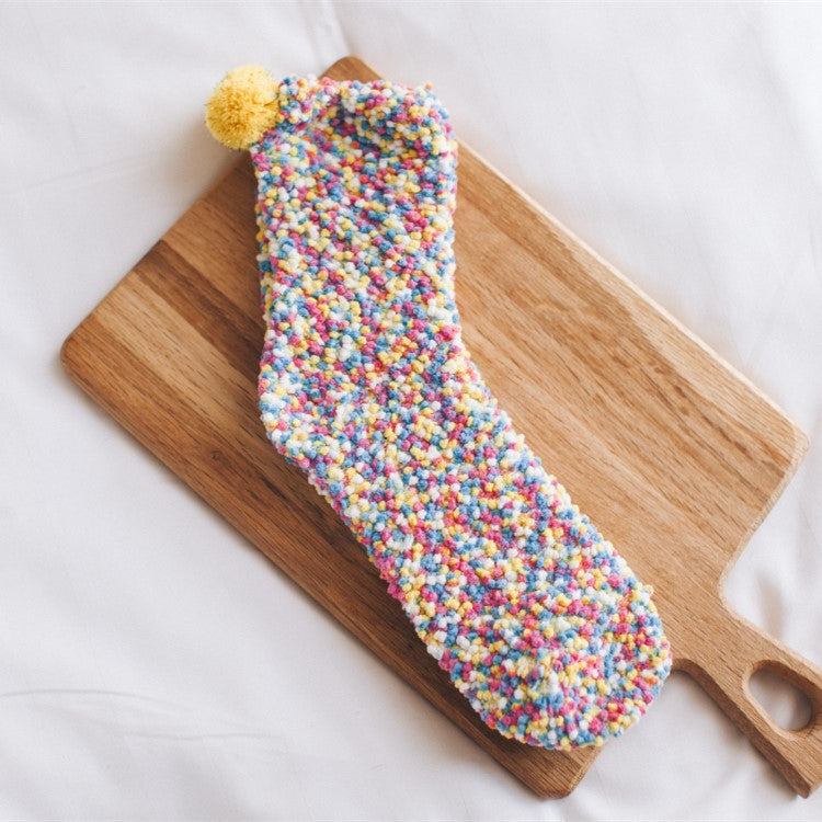 fluffy sokken geel op plankje | cadeauplek