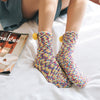 fluffy sokken geel aan voeten | cadeauplek