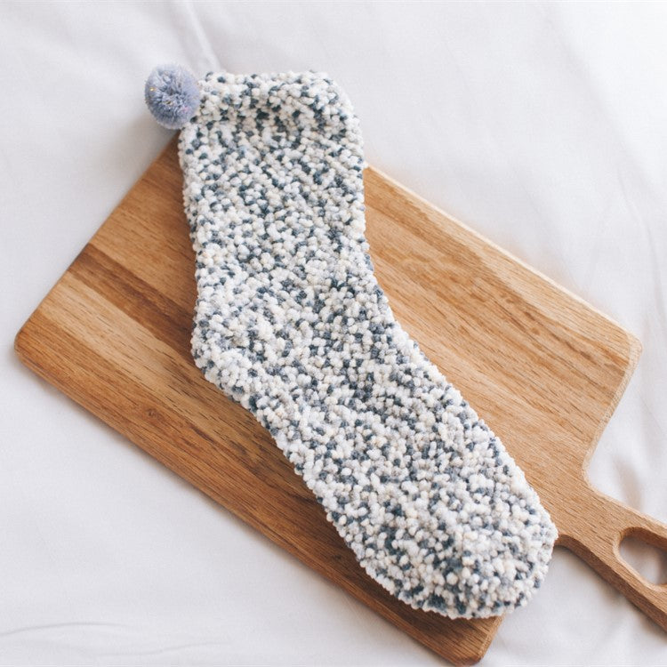 fluffy sokken grijs op plankje | cadeauplek