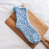 fluffy sokken blauw op plankje | cadeauplek