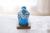 Afbeelding in Gallery-weergave laden, Fluffy huissokken licht blauw cupcakeverpakking | Cadeauplek
