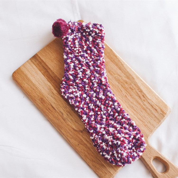 fluffy sokken paars op plankje | cadeauplek