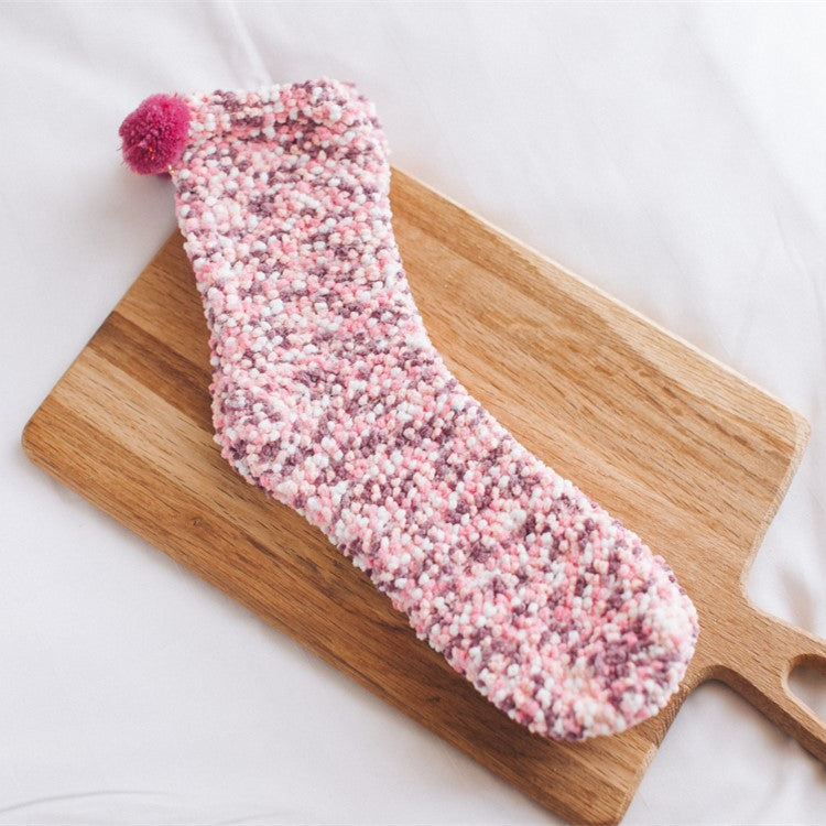 fluffy sokken rozebruin op plankje | cadeauplek