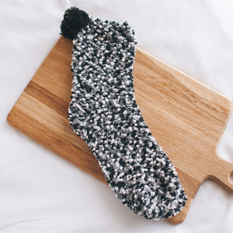 fluffy sokken zwart op plankje | cadeauplek